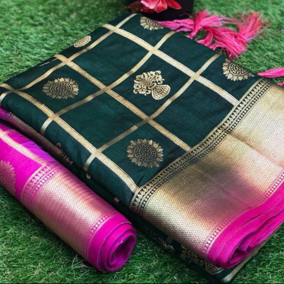 Handloom Silk Saree in Black and Magenta - Picture 1 of 5